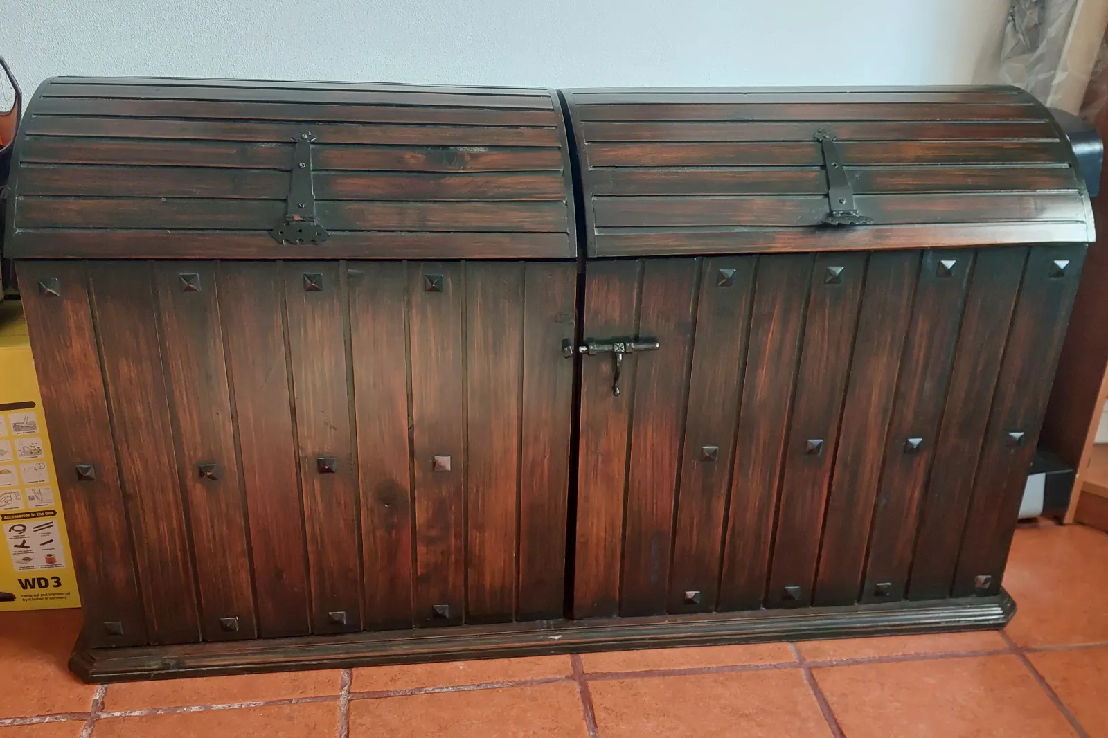 Baúl antiguo de madera maciza